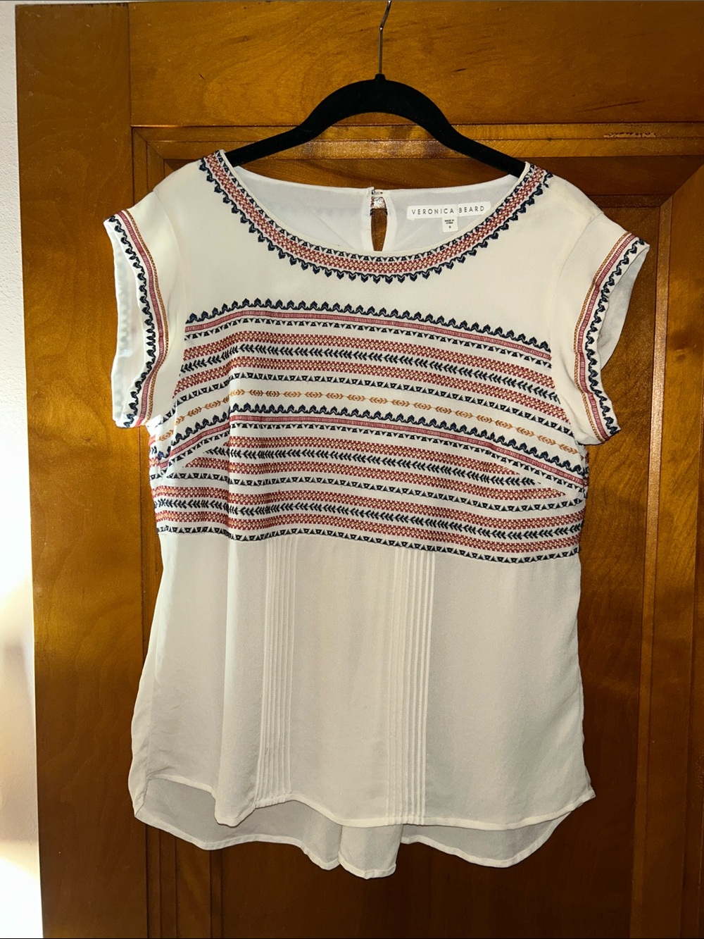 Veronica Beard cream/red/blue short sleeve embroidered silk top; 100% silk; Sz 8
